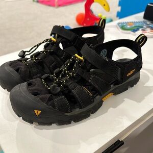 Black keen women’s shoes